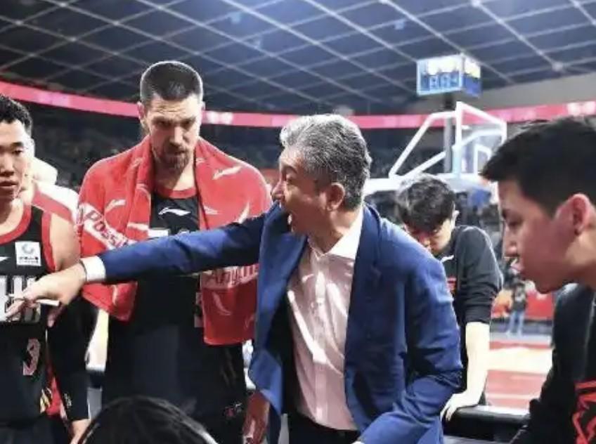 星空体育团队-五连胜，郑永刚：赢下比赛靠积极防守；春节前的三连客要打好