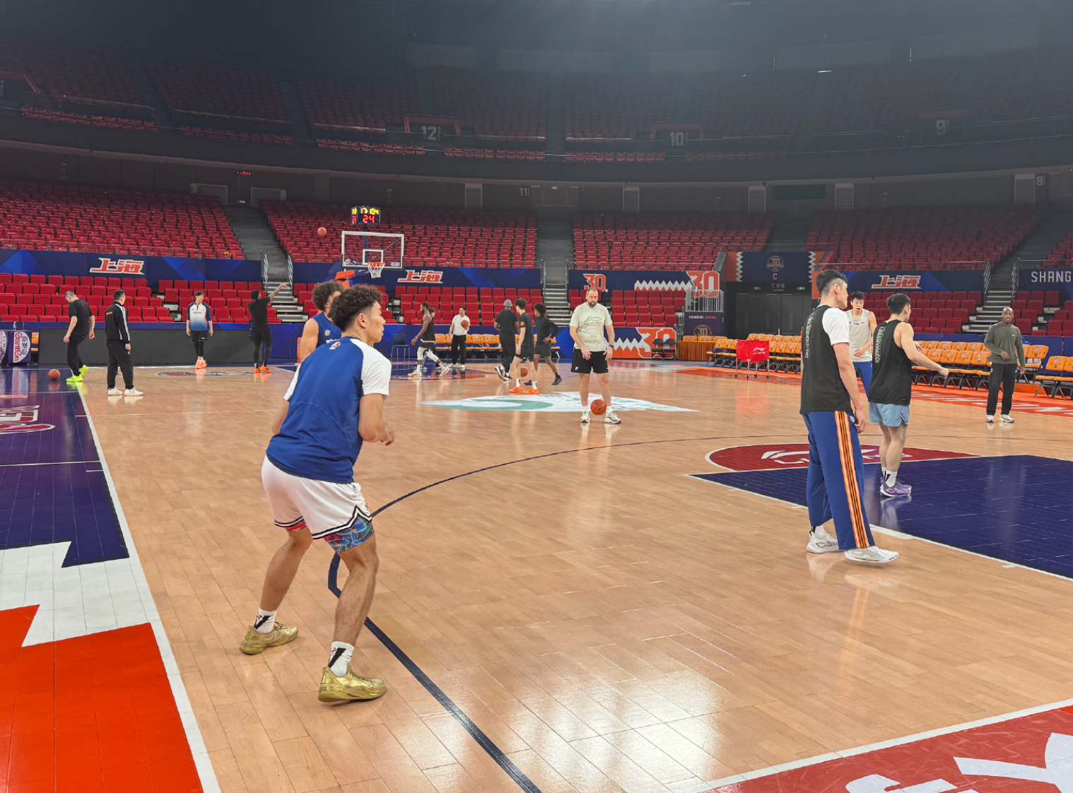 上海备战广州！李添荣跟队，6人主动加练，弗格回应状态回暖！